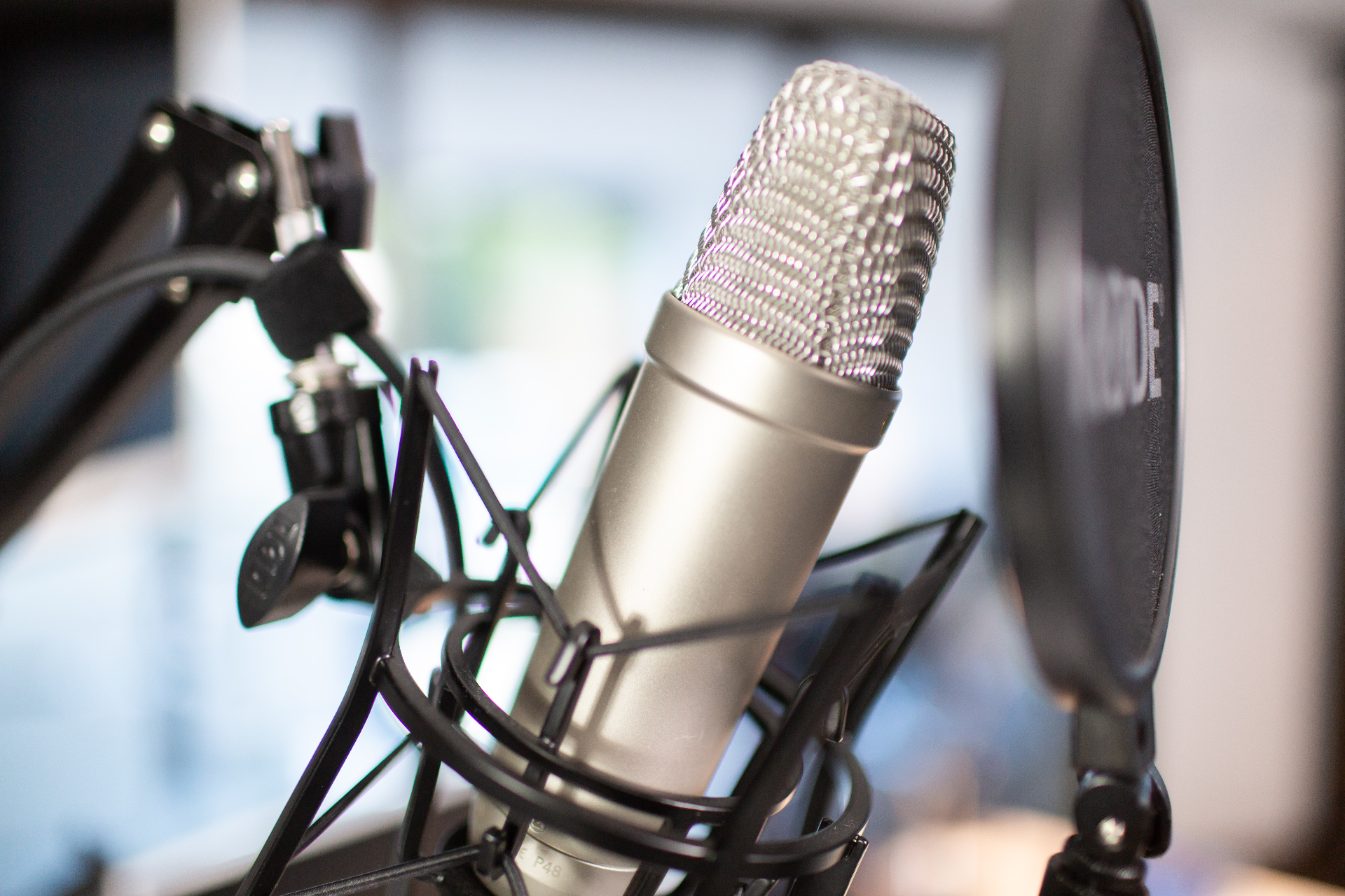 Mikrofon im Podcast-Studio – Aufnahme einer Folge zu Lohnabrechnung und Sachbezügen